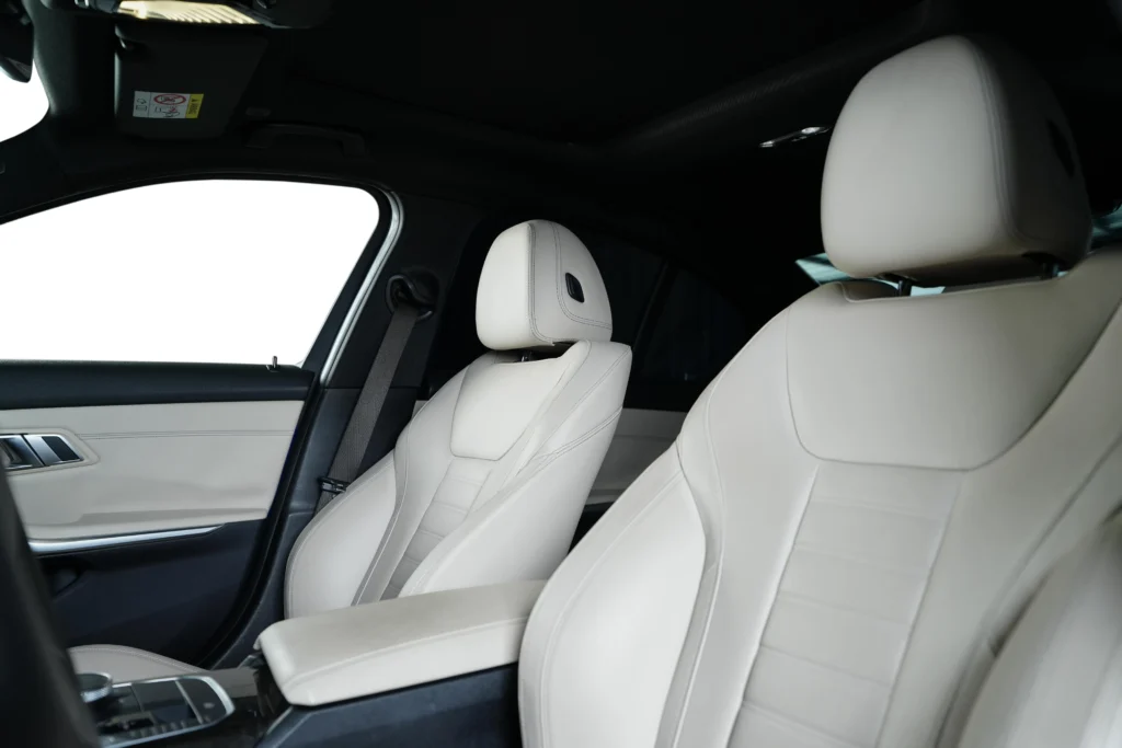 BMW 330i – Image 14