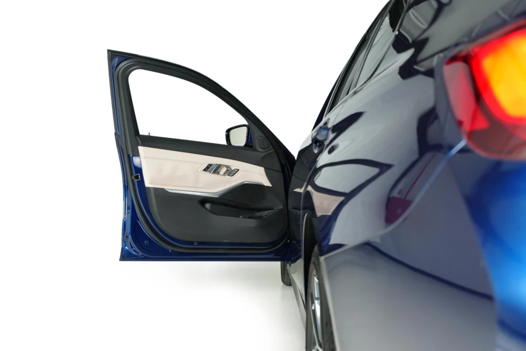 BMW 330i – Image 15