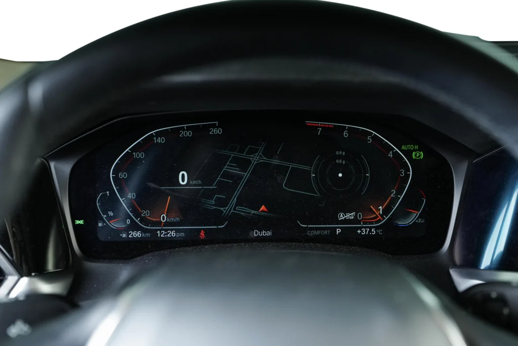 BMW 320i Luxury Image
