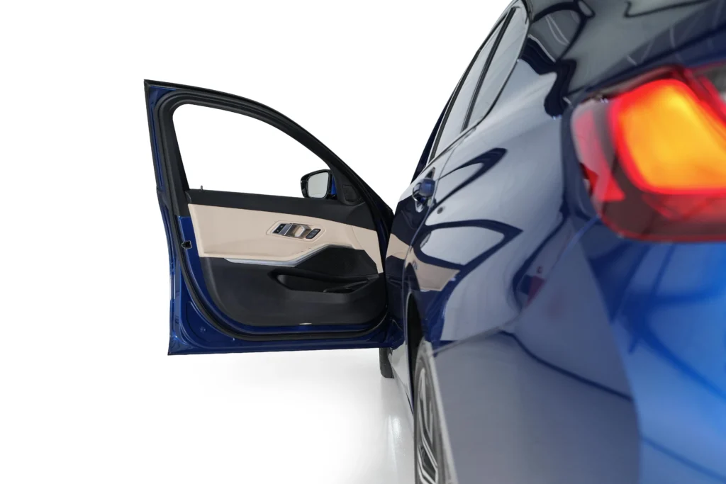BMW 320i Luxury Image
