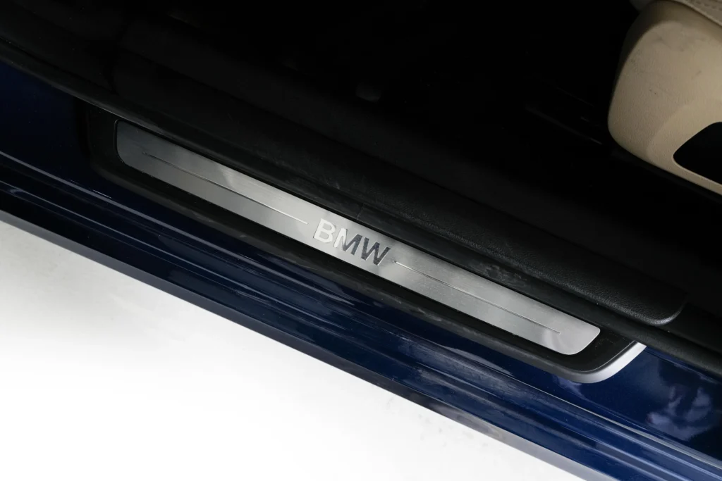 BMW 320i Luxury Image