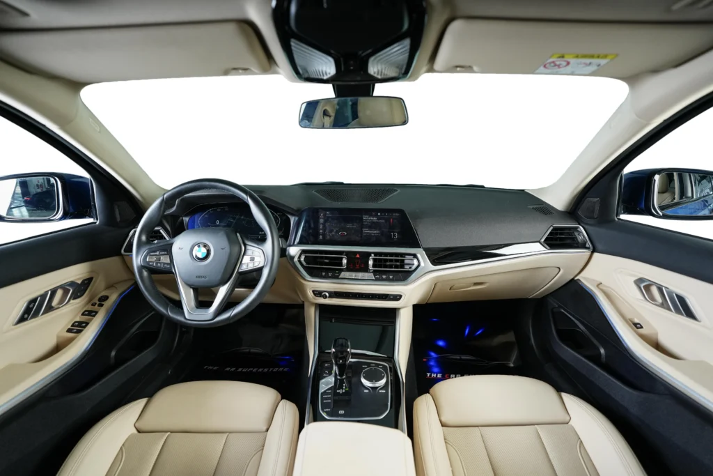 BMW 320i Luxury Image