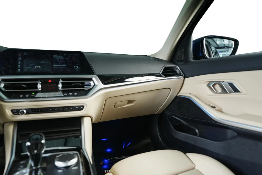 BMW 320i Luxury Image