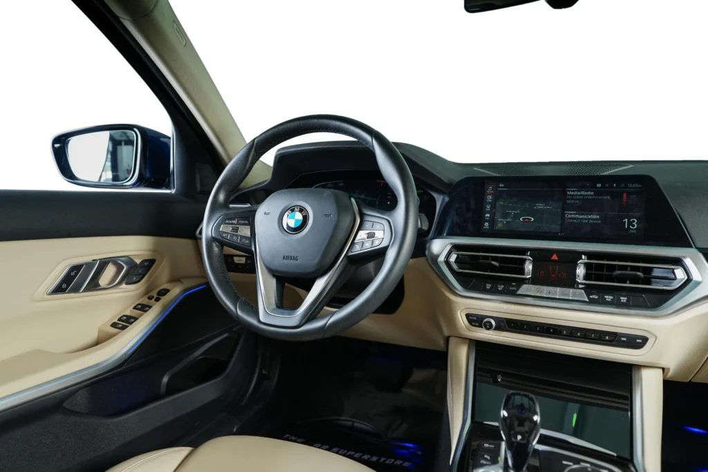 BMW 320i Luxury Image
