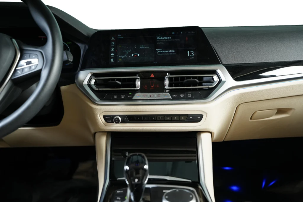 BMW 320i Luxury Image