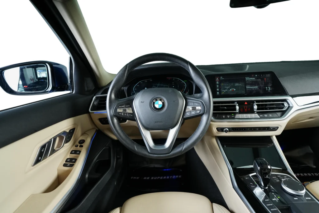 BMW 320i Luxury Image