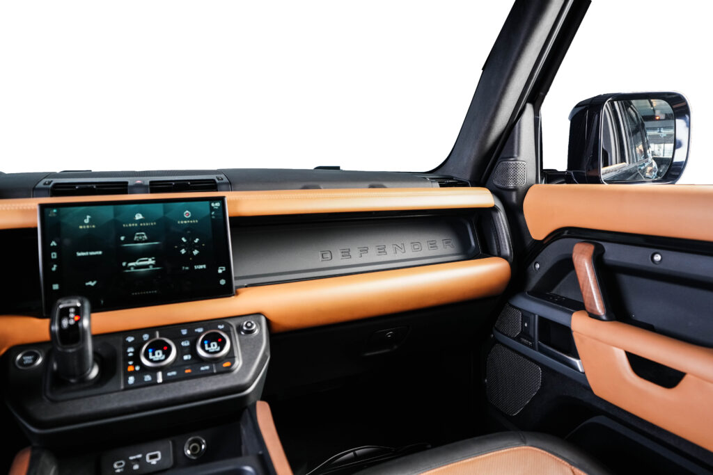 Land Rover Defender 110 P400 X Dynamic Image