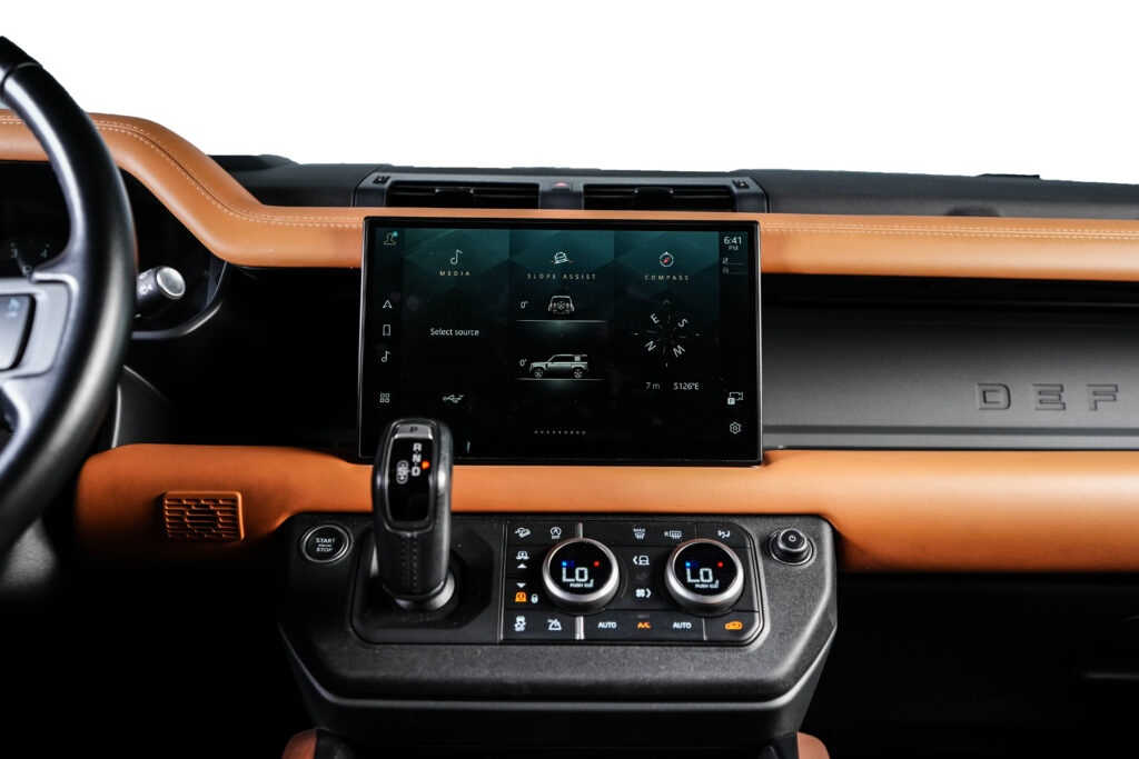 Land Rover Defender 110 P400 X Dynamic Image