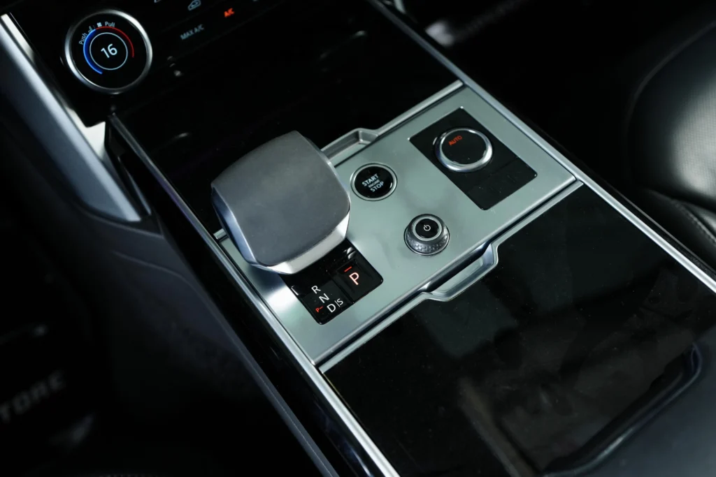 Land Rover Range Rover P400 SE Image