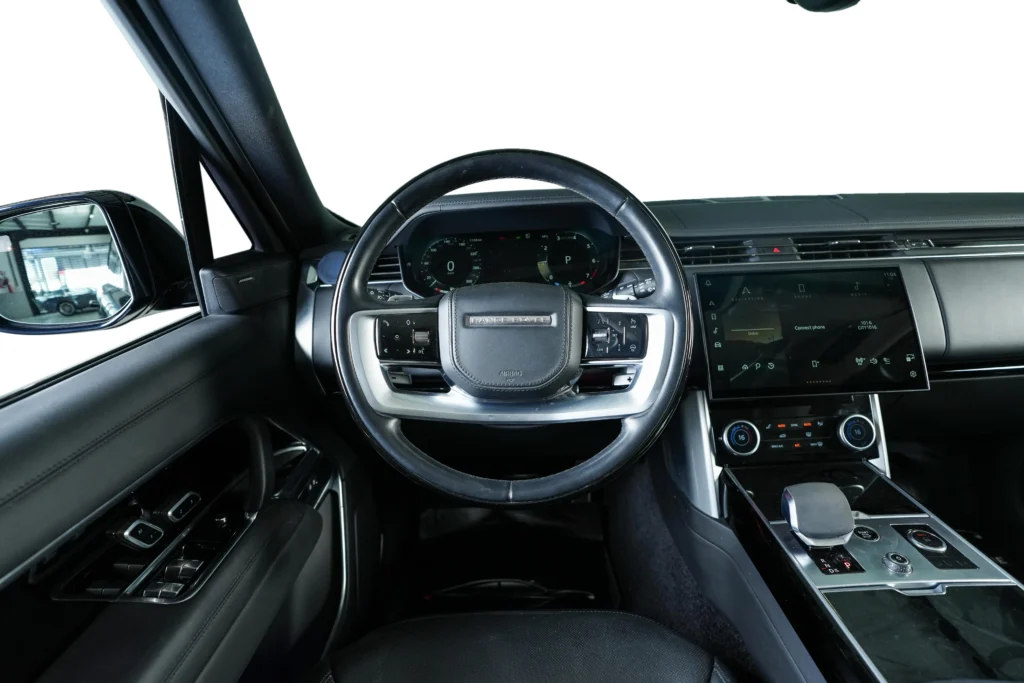 Land Rover Range Rover P400 SE Image
