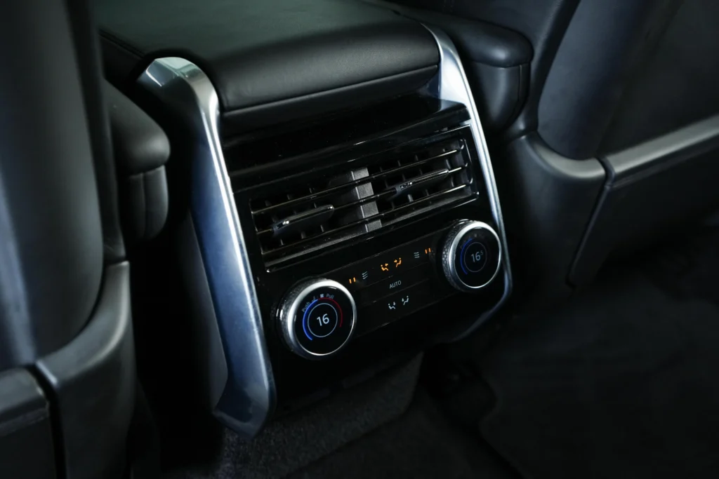 Land Rover Range Rover P400 SE Image