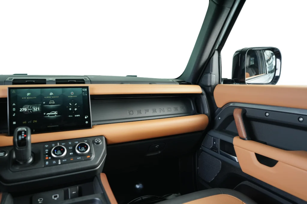 Land Rover Defender 90 P400 X Dynamic Image