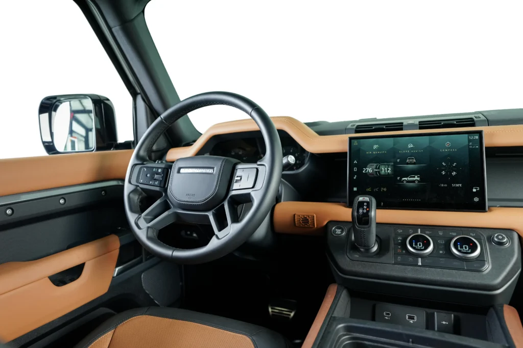 Land Rover Defender 90 P400 X Dynamic Image