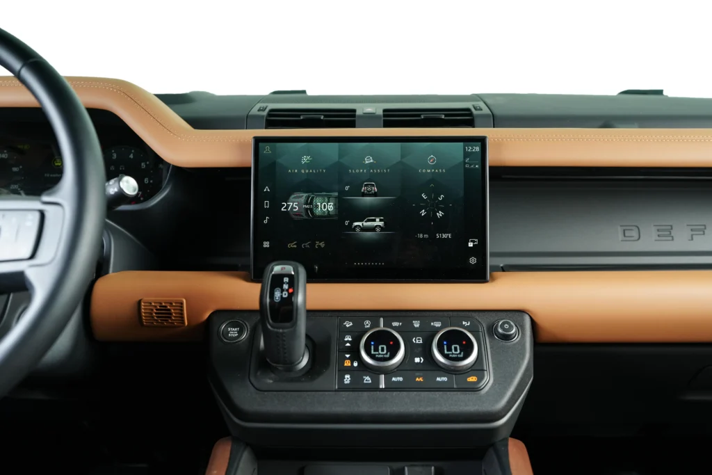 Land Rover Defender 90 P400 X Dynamic Image