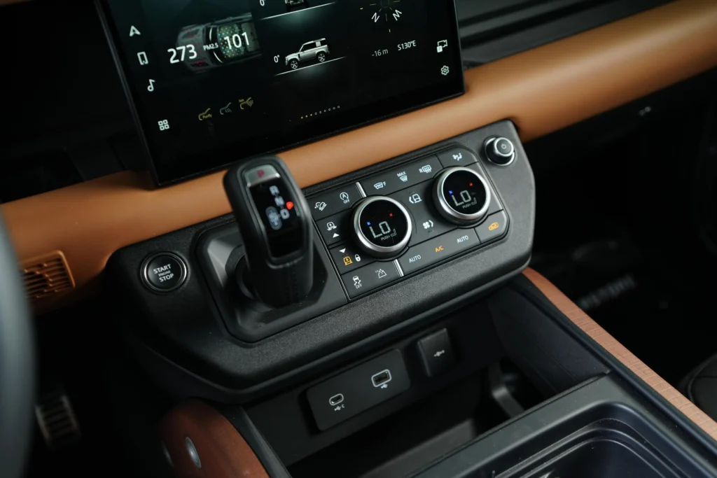 Land Rover Defender 90 P400 X Dynamic Image