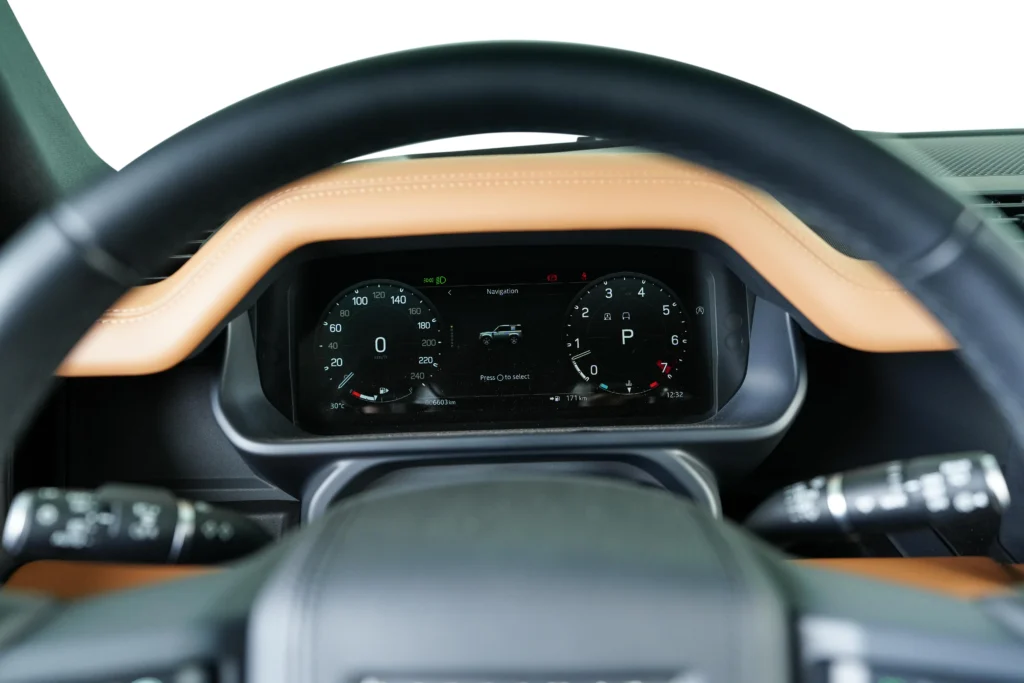 Land Rover Defender 90 P400 X Dynamic Image