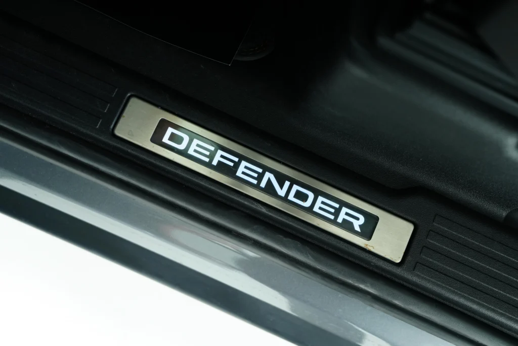 Land Rover Defender 90 P400 X Dynamic Image