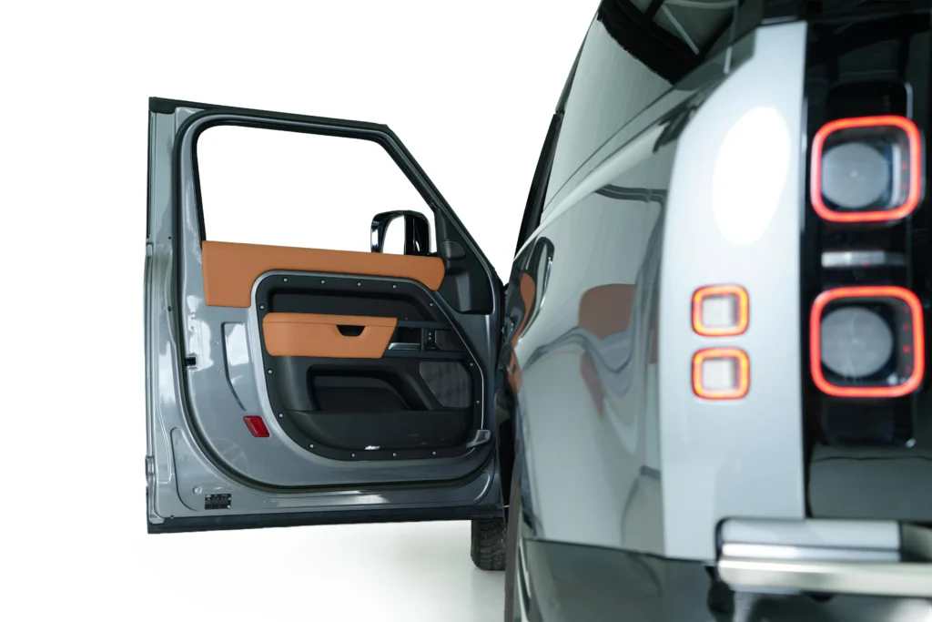 Land Rover Defender 90 P400 X Dynamic Image