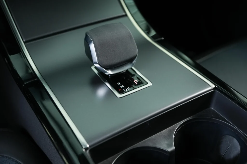 Range Rover Velar P250 SE R Dynamic Image