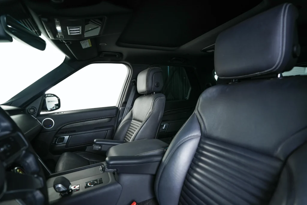 Land Rover Discovery SE R-Dynamic Image